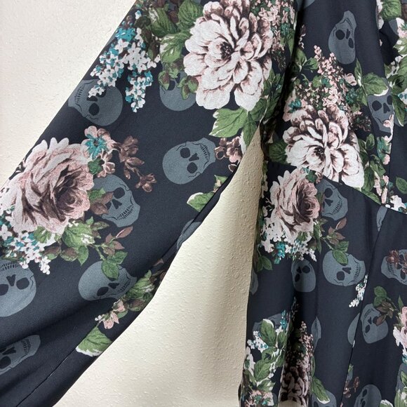 Torrid Peplum Crepe Sweetheart Neck Top Skull Floral Size 1X Whimsigoth - Picture 7 of 11